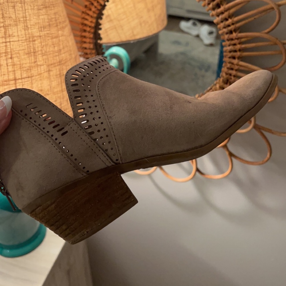 Carlos Santana short boots (Women’s 9) (Beige)